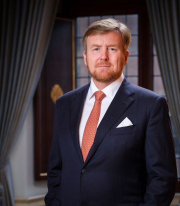 King Willem-Alexander opens new international battery factory ELEO