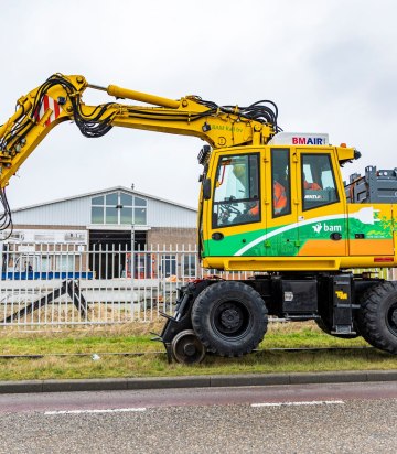 World’s first electric Road Rail Excavator is powered by ELEO